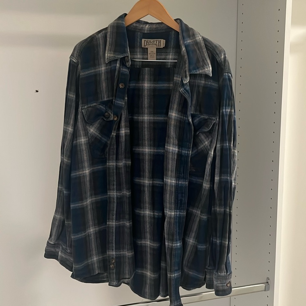 Duluth trading company trim fit 2XL. Fit is too large for me little use
